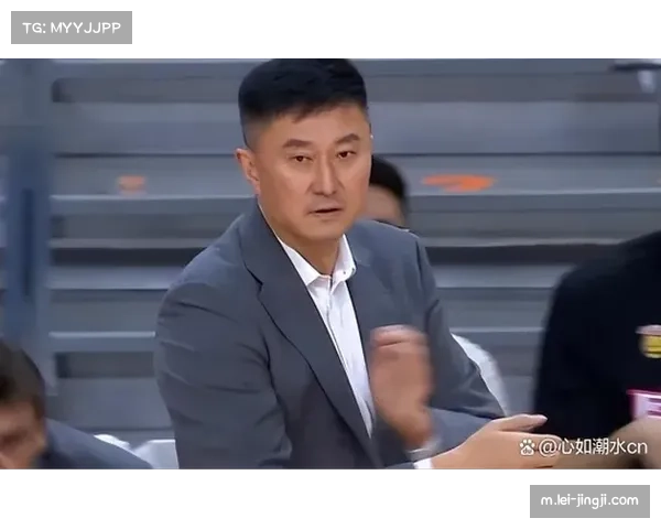 杜锋场边神秘微笑引争议 粤媒批评其态度加剧球队信任危机